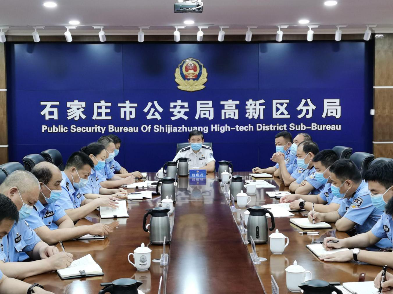 近日区工委委员公安分局党委书记局长殷成茂组织召开党委扩大会传达