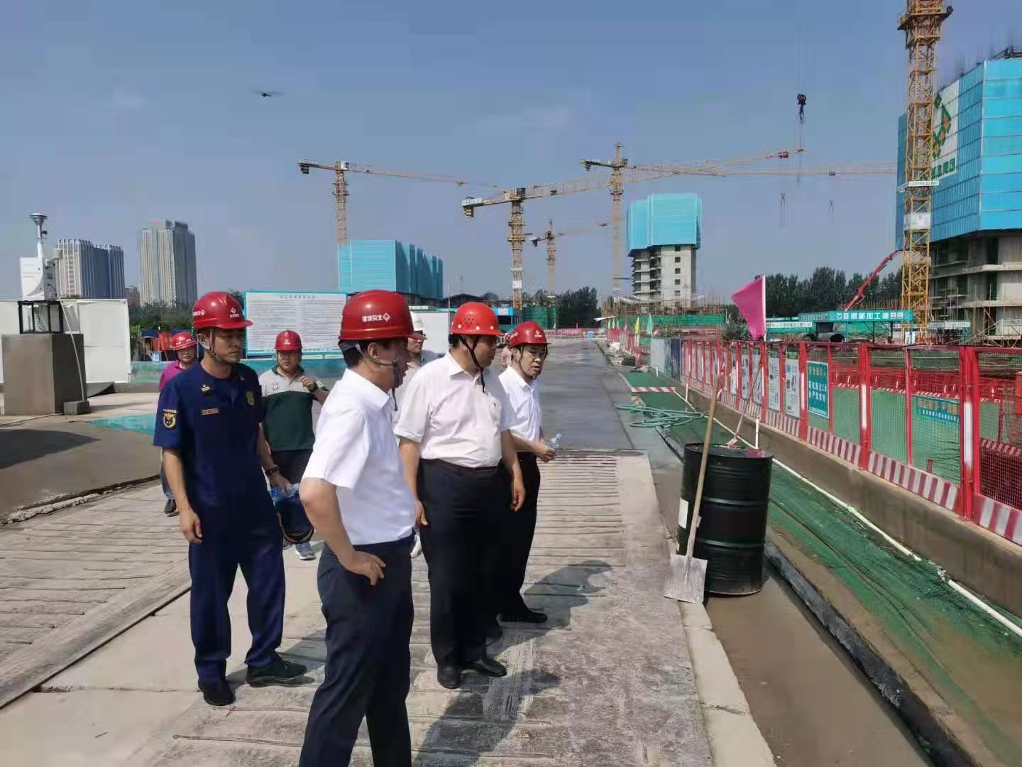 区领导张群书检查建筑工地防汛安全工作