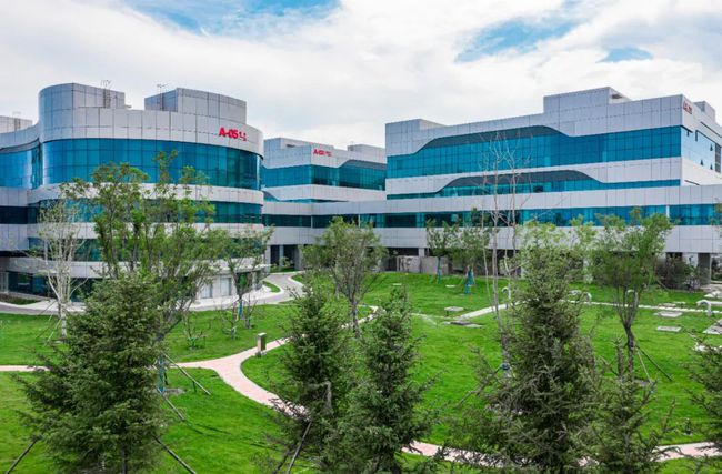 在秦岭大街仓盛路交口,一排排厂房悄然而立,最为醒目的是石药集团巨石